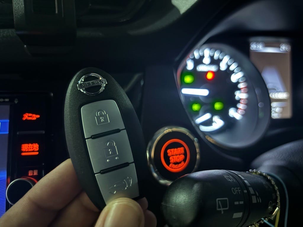 スマートキー登録完了。スタートボタンの近くでスマートキーを持っている