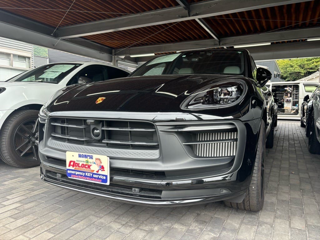 ポルシェ マカン2023年式。こちらの車両の鍵を解錠します
