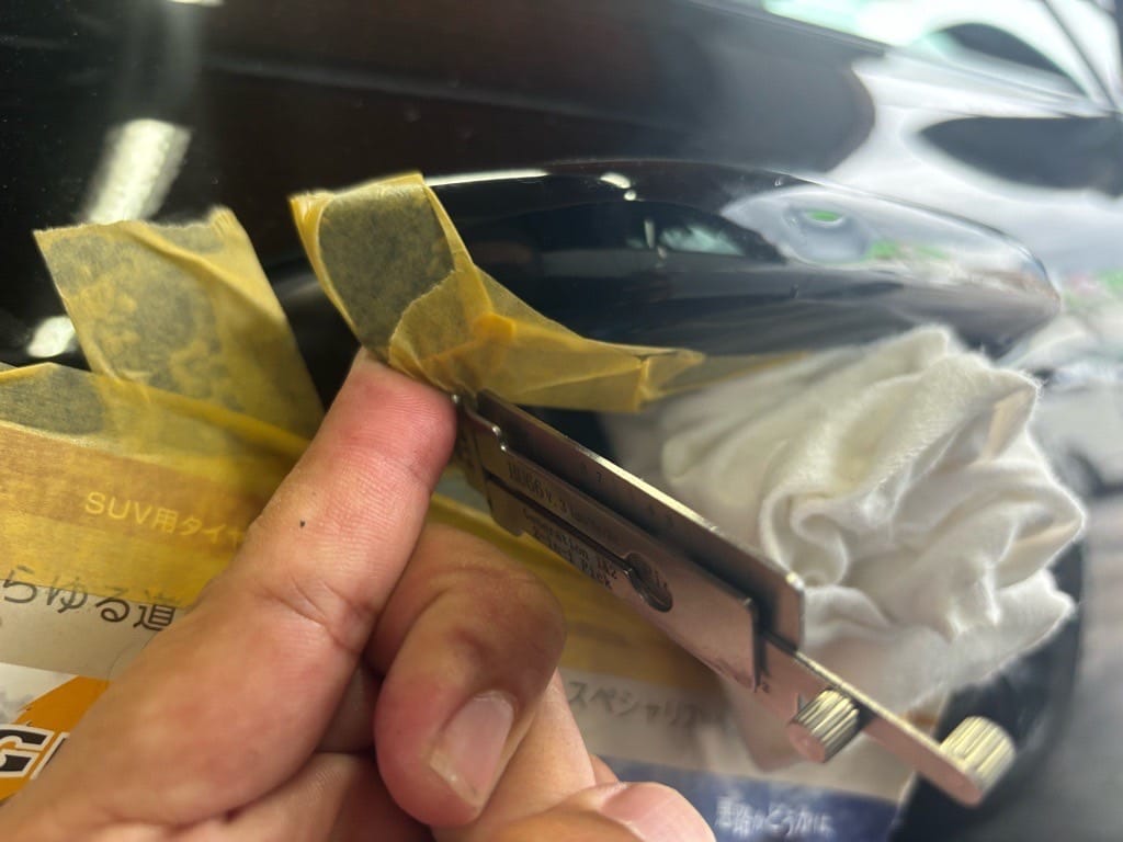 ピッキングの様子。シリンダー周辺にマ傷防止用にマステが貼られている。