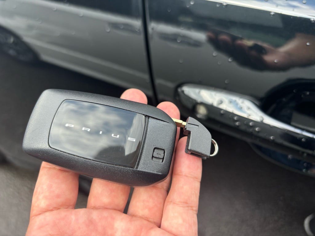 登録が完了したプリウスのスマートキーに作製したメカニカルキーを収納