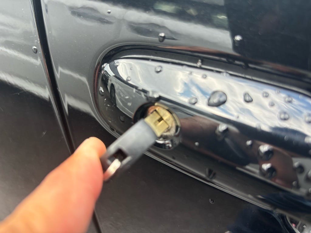 作製したメカニカルキーをプリウスのドアシリンダーに挿して動作を確認