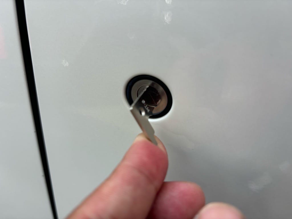 作製したメカニカルキーをN-BOXのドアシリンダーに挿して動作を確認