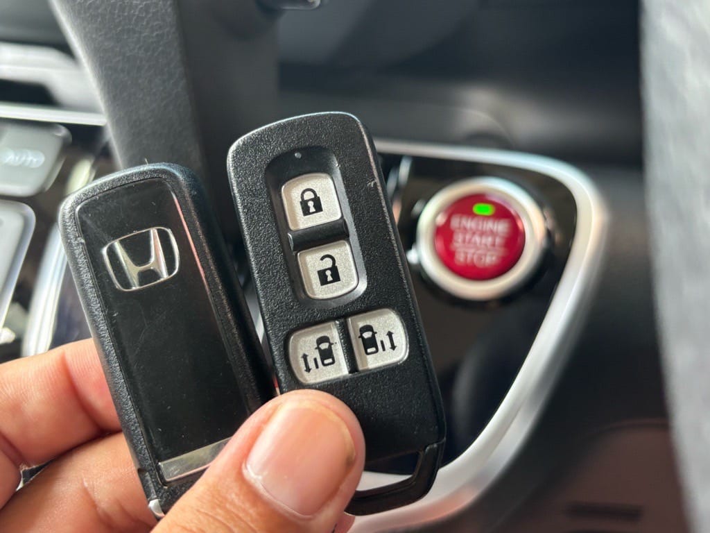 N-BOXのスマートキー登録が完了。スタートボタンの前でスマートキーを持っている