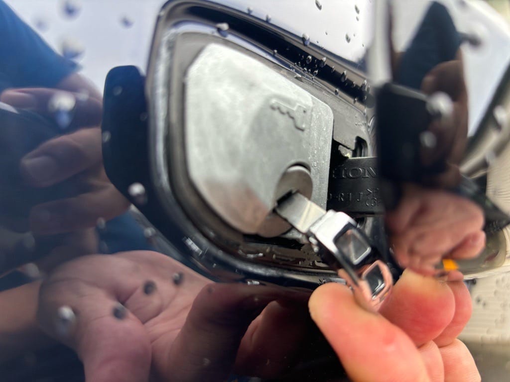 作製したメカニカルキーをZR-Vのドアシリンダーにさして動作を確認