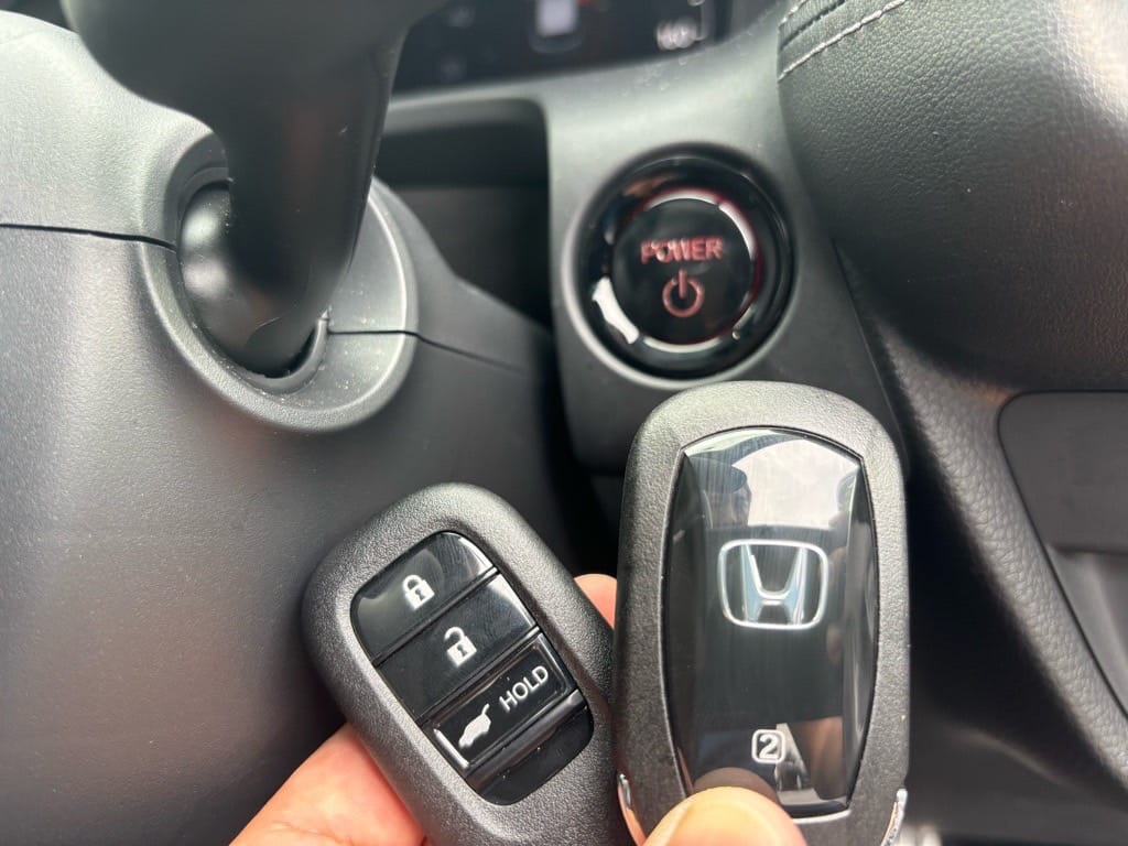 登録が完了したZR-Vのスマートキーをスタートボタンの前で持っている