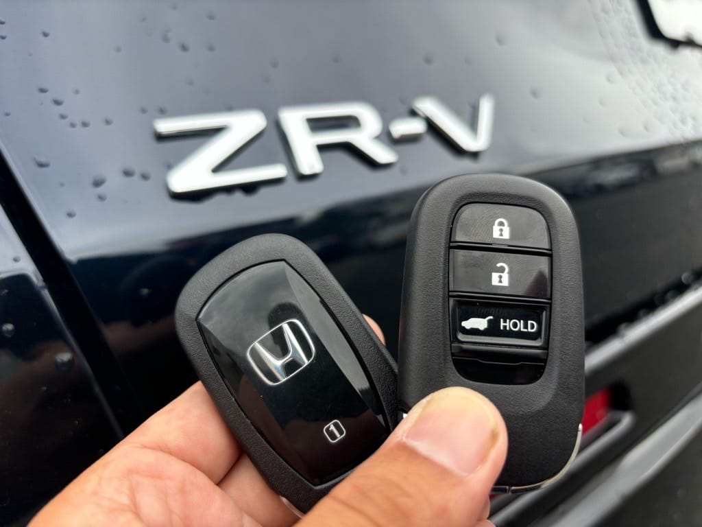 ZR-Vの既存のスマートキーと今回新たに作製したスペアキーを手に持っている