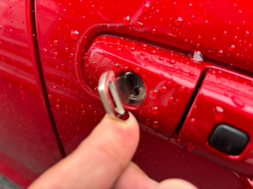 作製したメカニカルキーをスイフトのドアシリンダーに挿して動作を確認