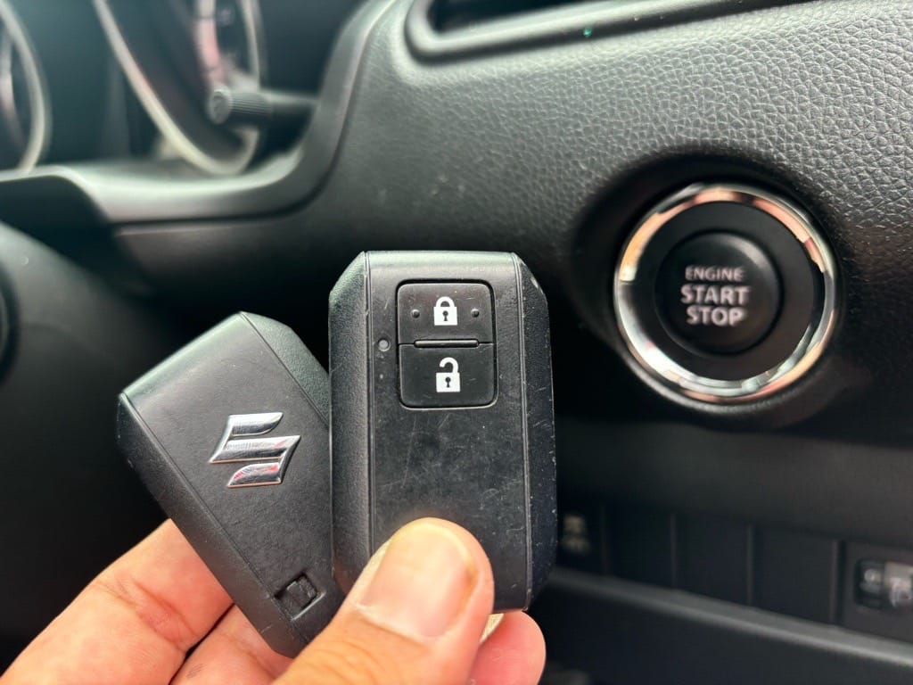 登録が完了したスイフトのスマートキーをスタートボタンの前で持っている