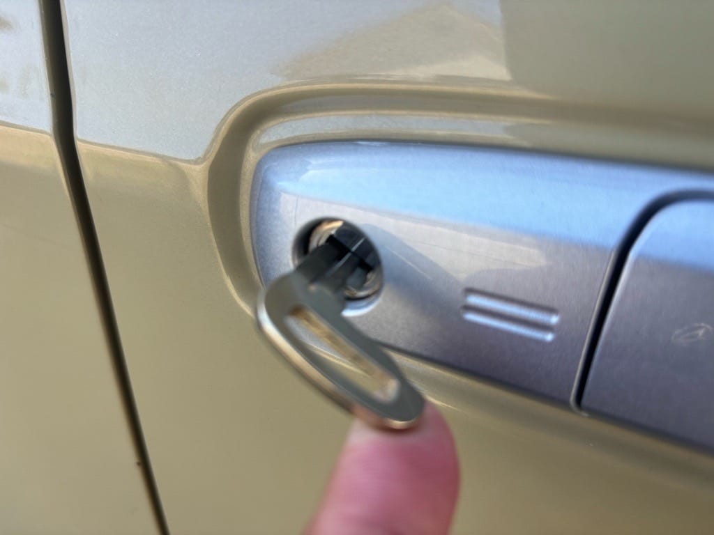 作製したメカニカルキーをタフトのドアシリンダーに挿して動作を確認