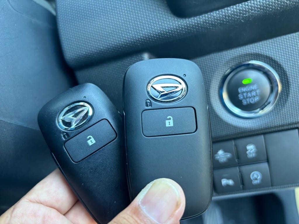 登録が完了したタフトのキーフリーリモコンをスタートボタンの前で持っている