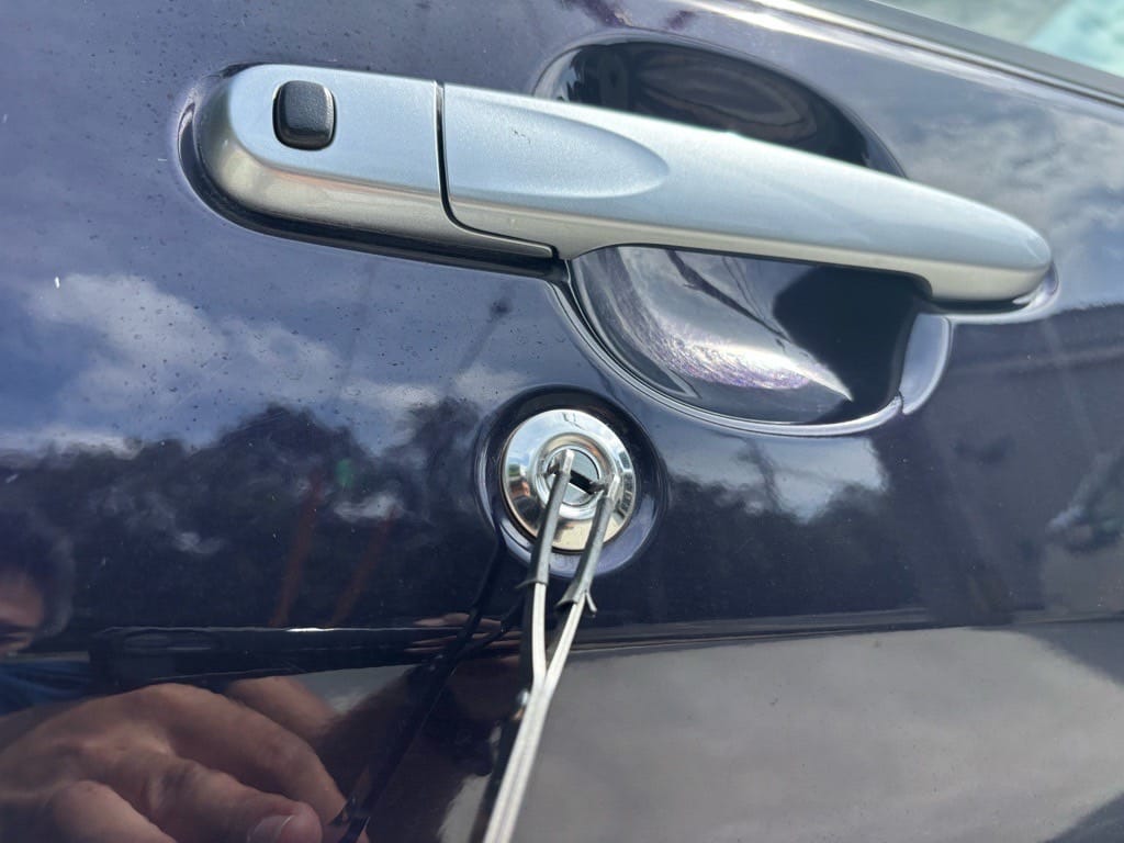 タントの運転席ドアシリンダーをピッキングする様子