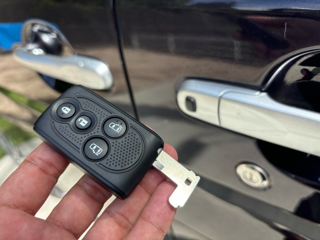 タントのキーフリーリモコンにメカニカルキーを収納