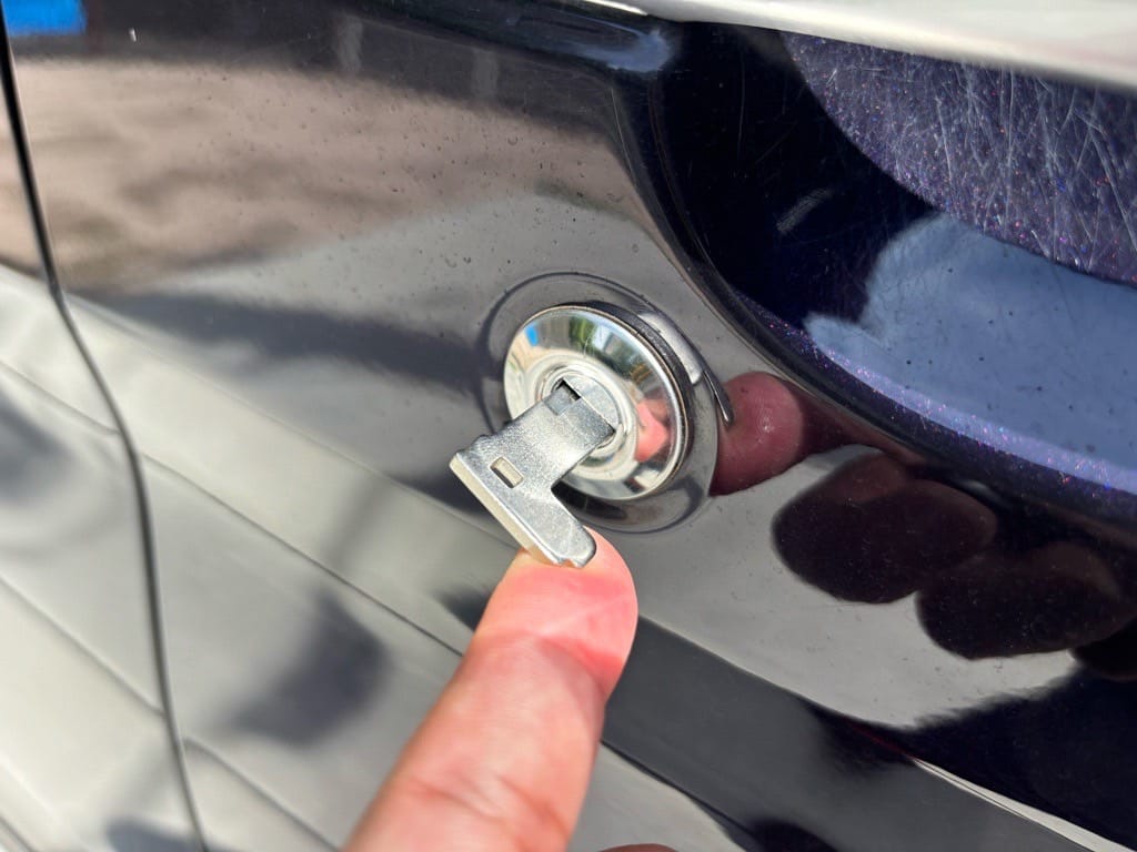 作製したメカニカルキーをタントのドアシリンダーに挿して動作を確認