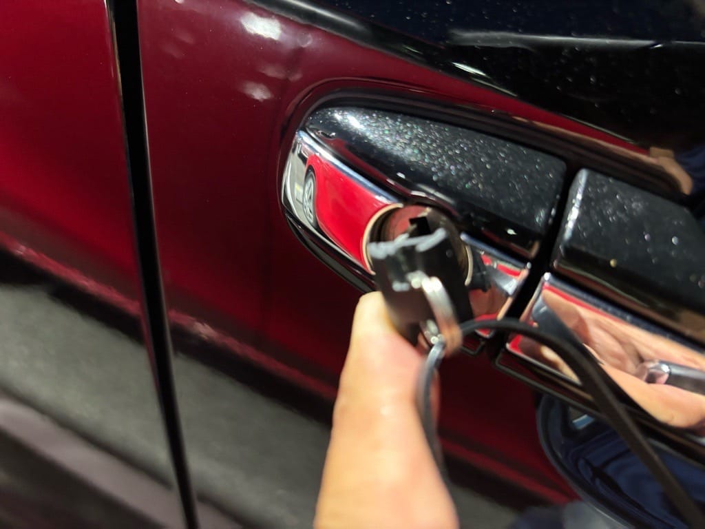 作製したメカニカルキーをアウトバックのドアシリンダーに挿して動作を確認