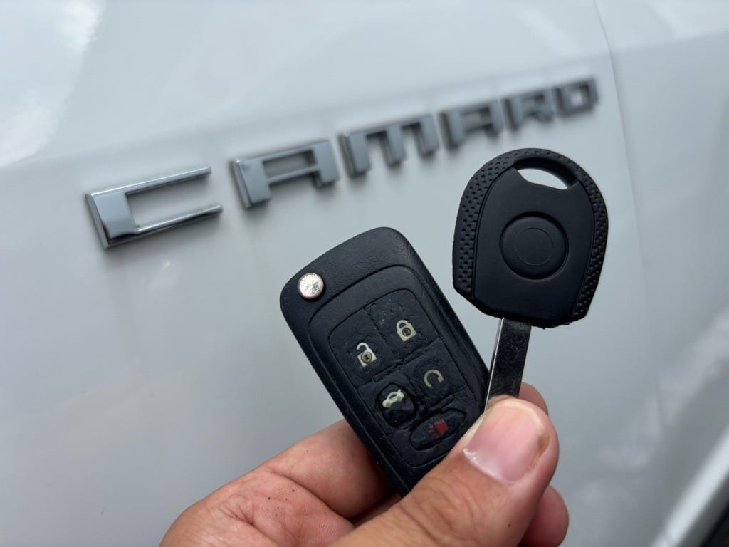 既存のリモコンキーと今回作製したスペアキーを手に持っている