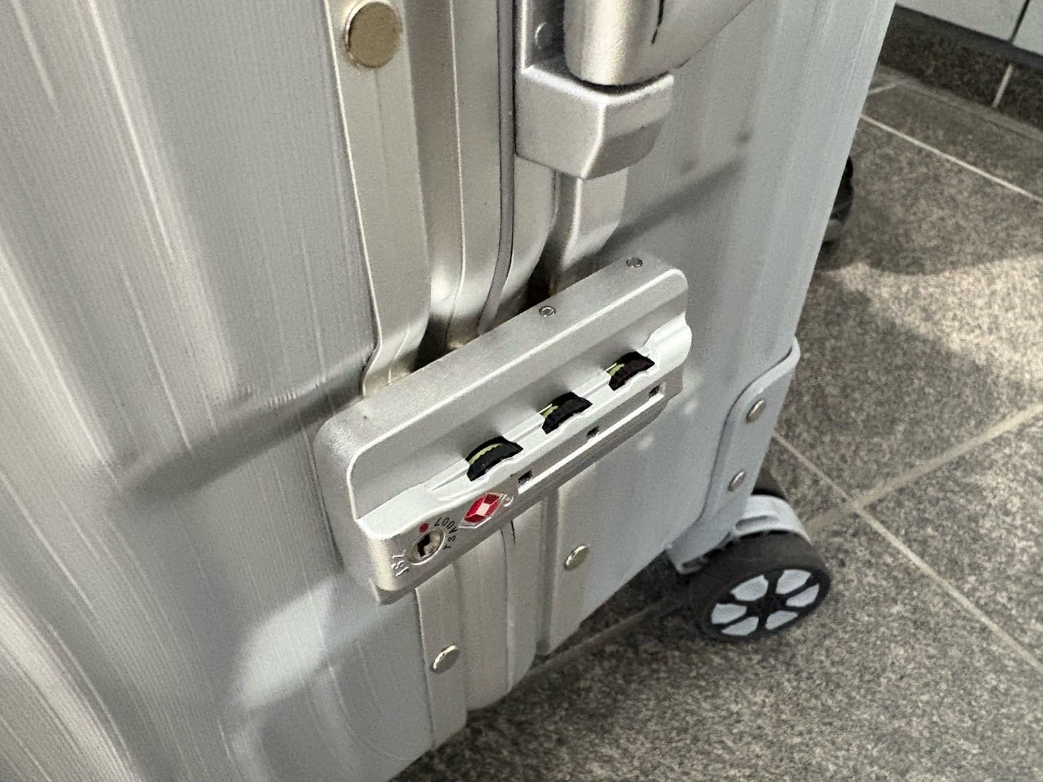 ３桁のダイヤル錠がついています