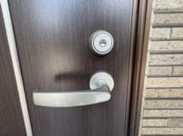 扉には１ロックレバーハンドル錠がついている。こちらの扉を解錠します