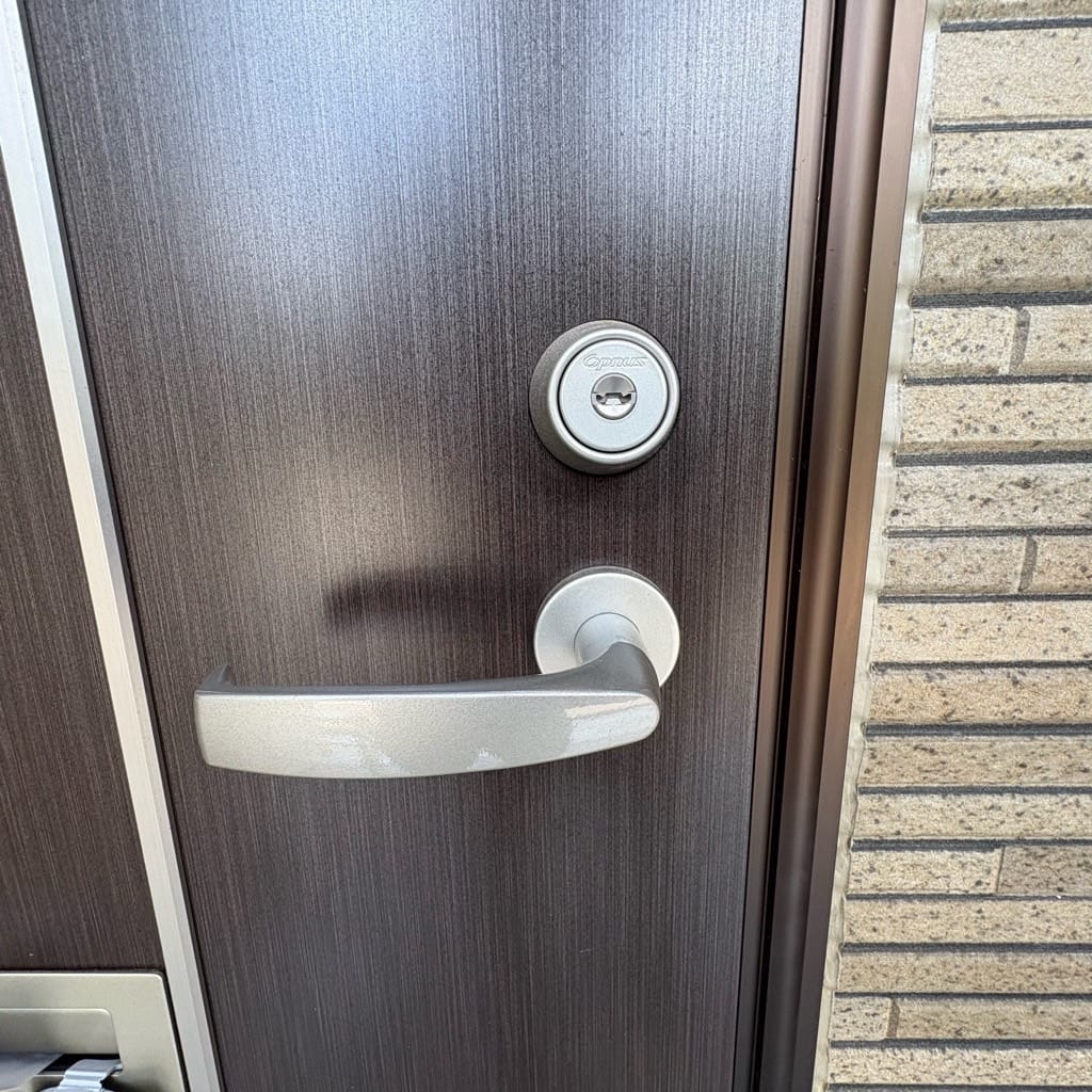 扉には1ロックレバーハンドル錠がついている。こちらの扉を解錠します