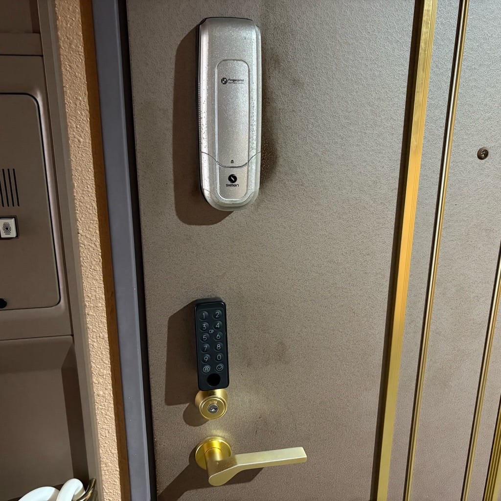 既存の電子錠が取り付けられている玄関扉
