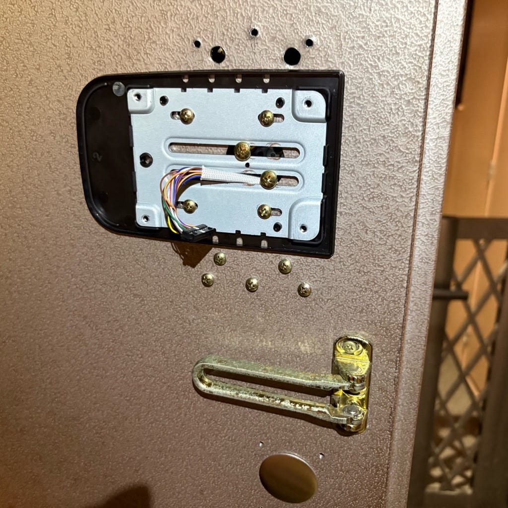 室内側の扉。施工途中