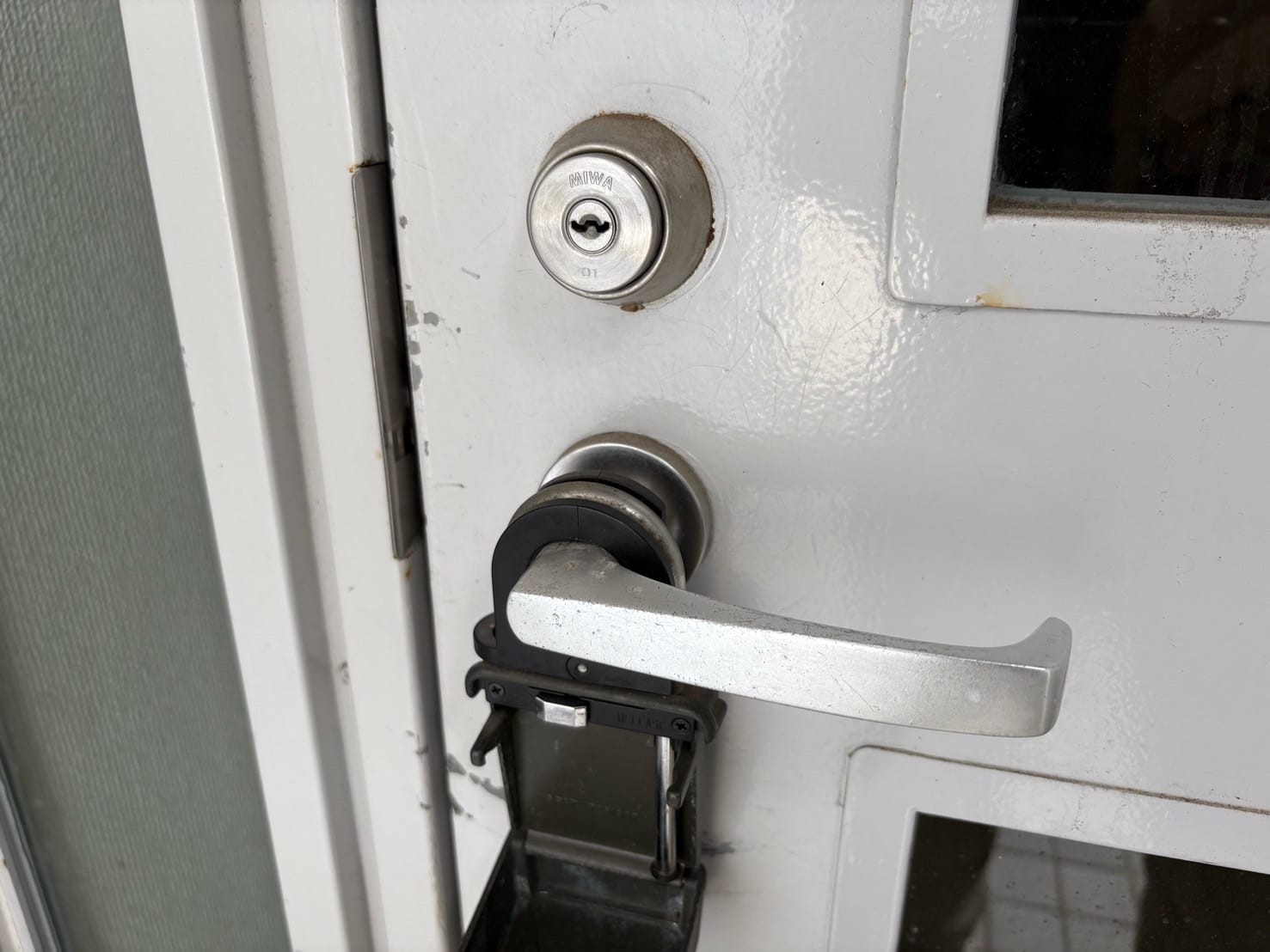 扉には1ロックレバーハンドル錠がついています