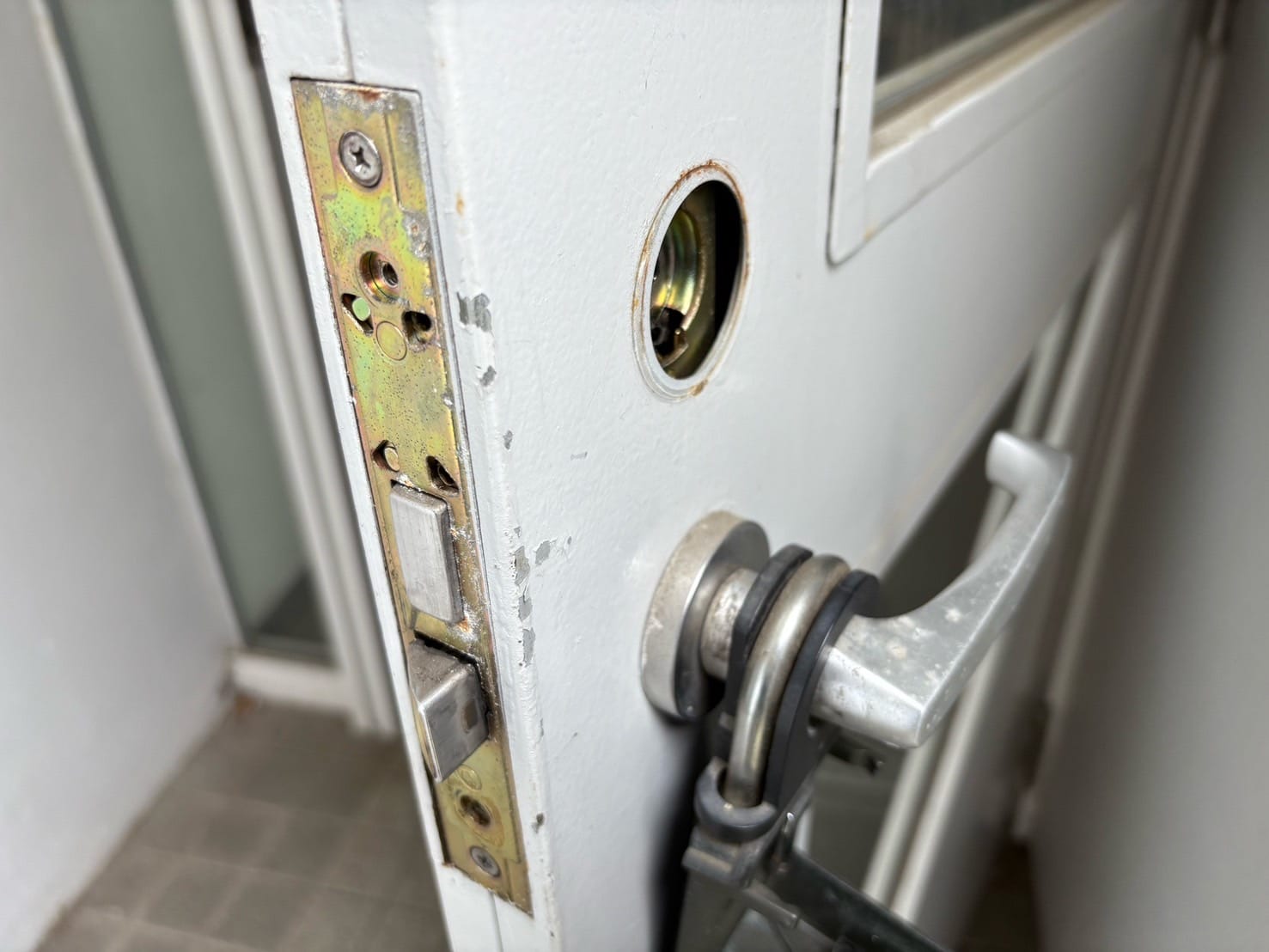 シリンダーを取り外した状態の扉