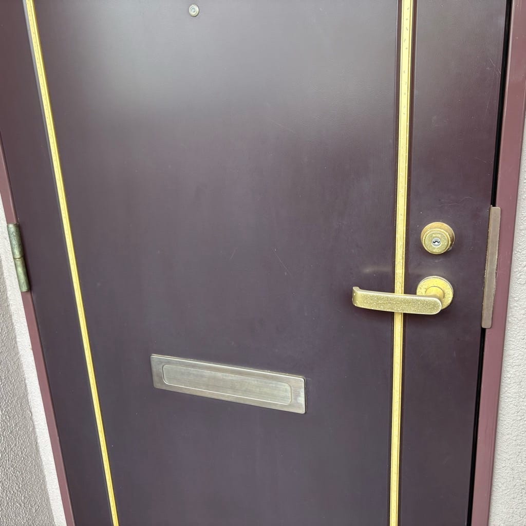 鍵交換を行う玄関扉