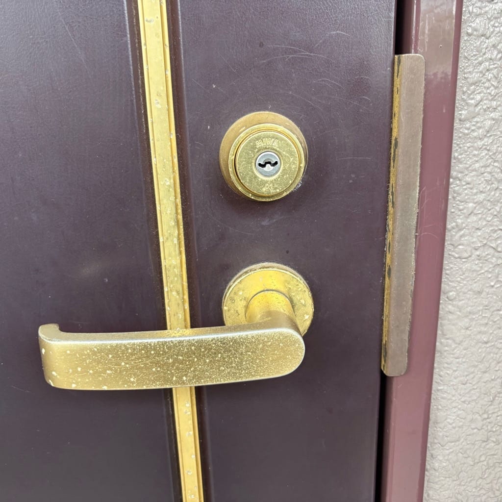 扉には１ロックレバーハンドル錠U9シリンダーがついています
