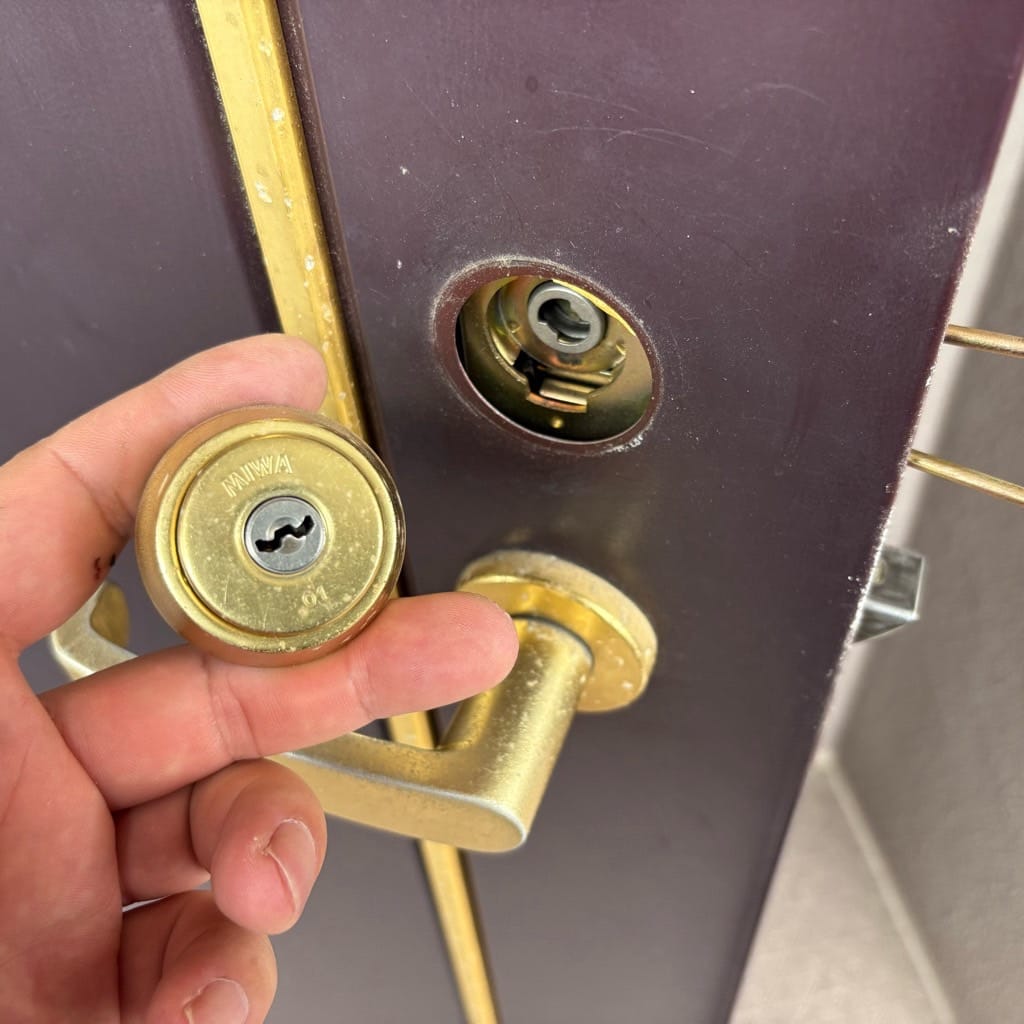 既存のシリンダーを扉から取り外しました