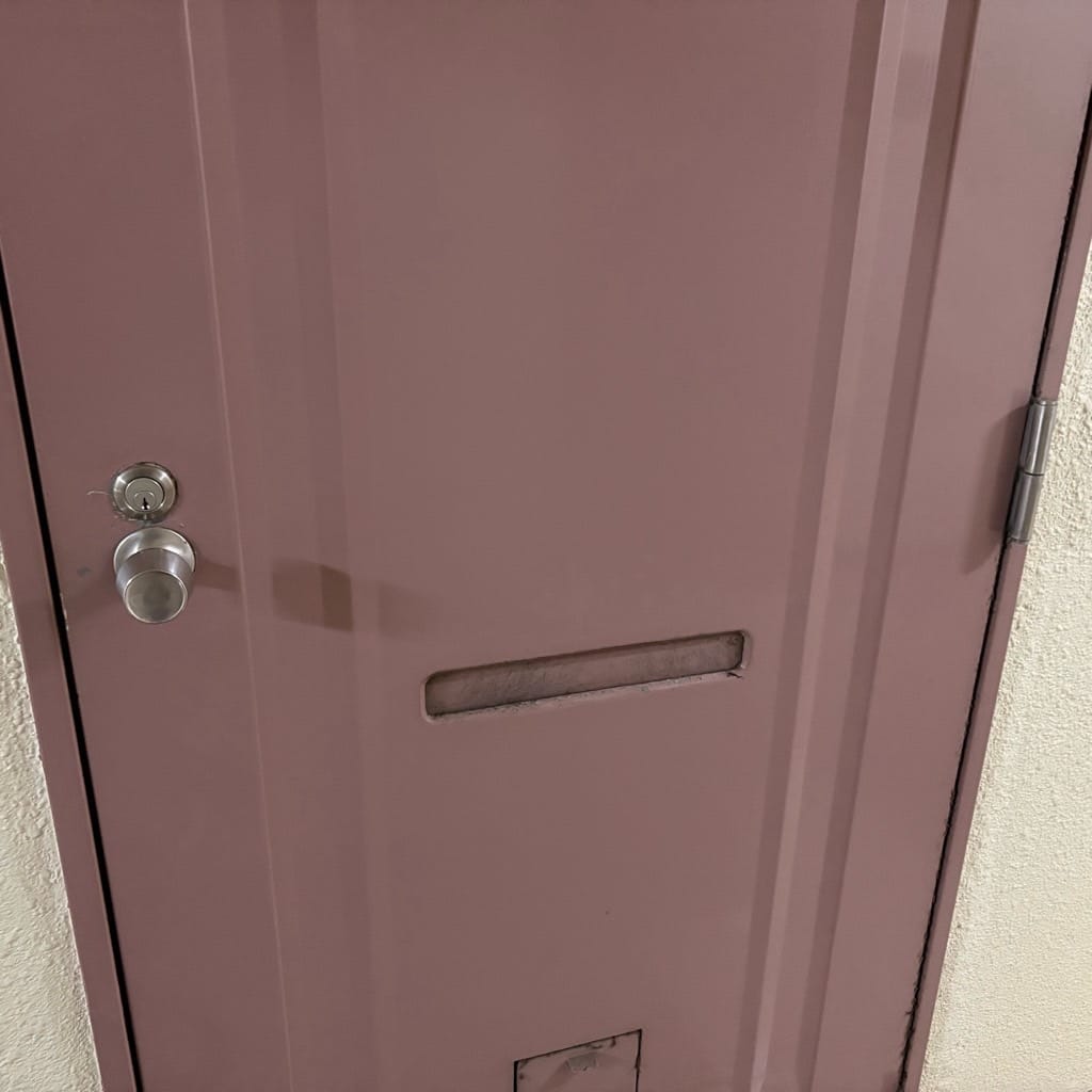 施錠されたままの玄関ドア