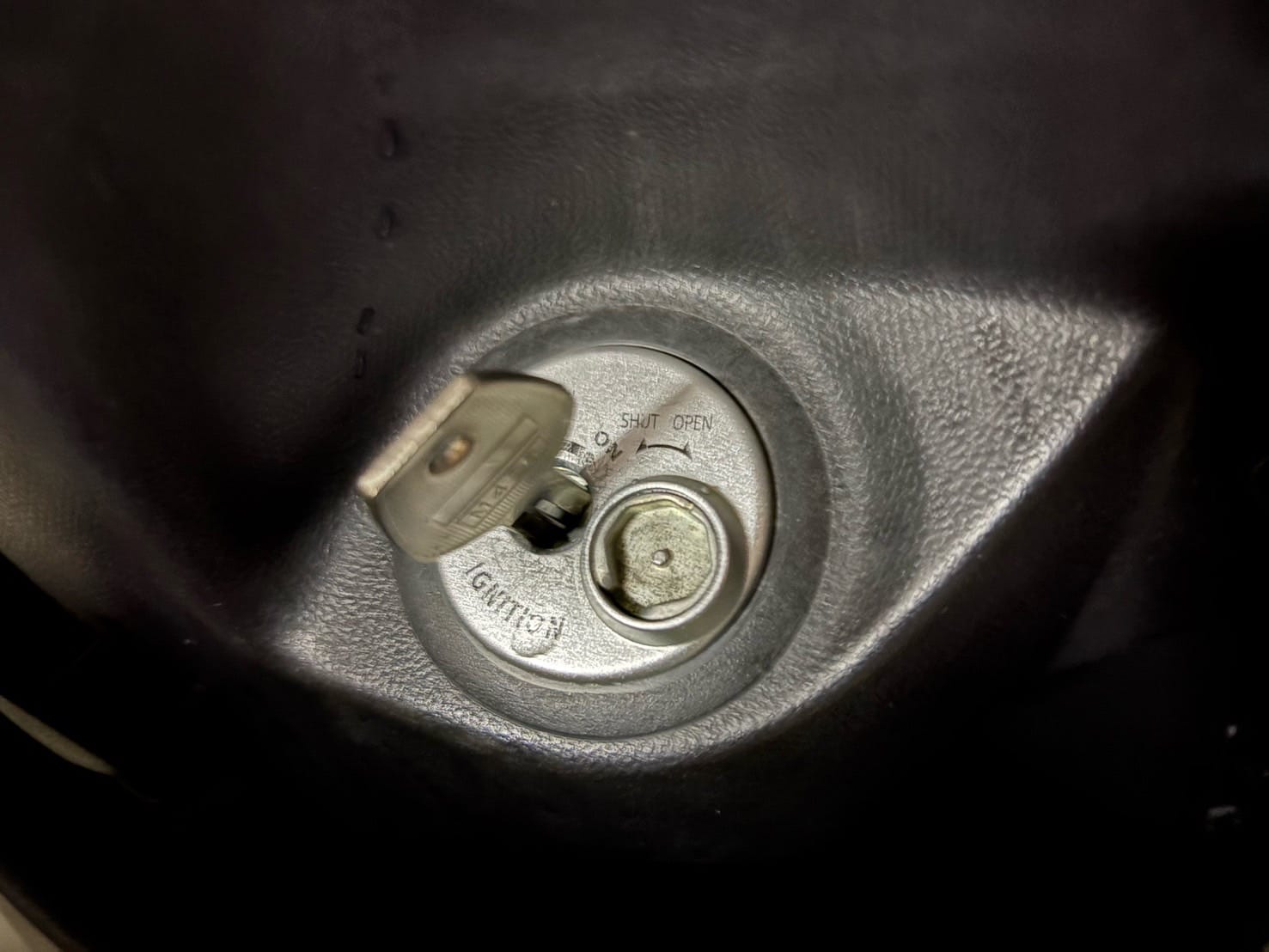 イグニッションシリンダーに作製した鍵がささっている