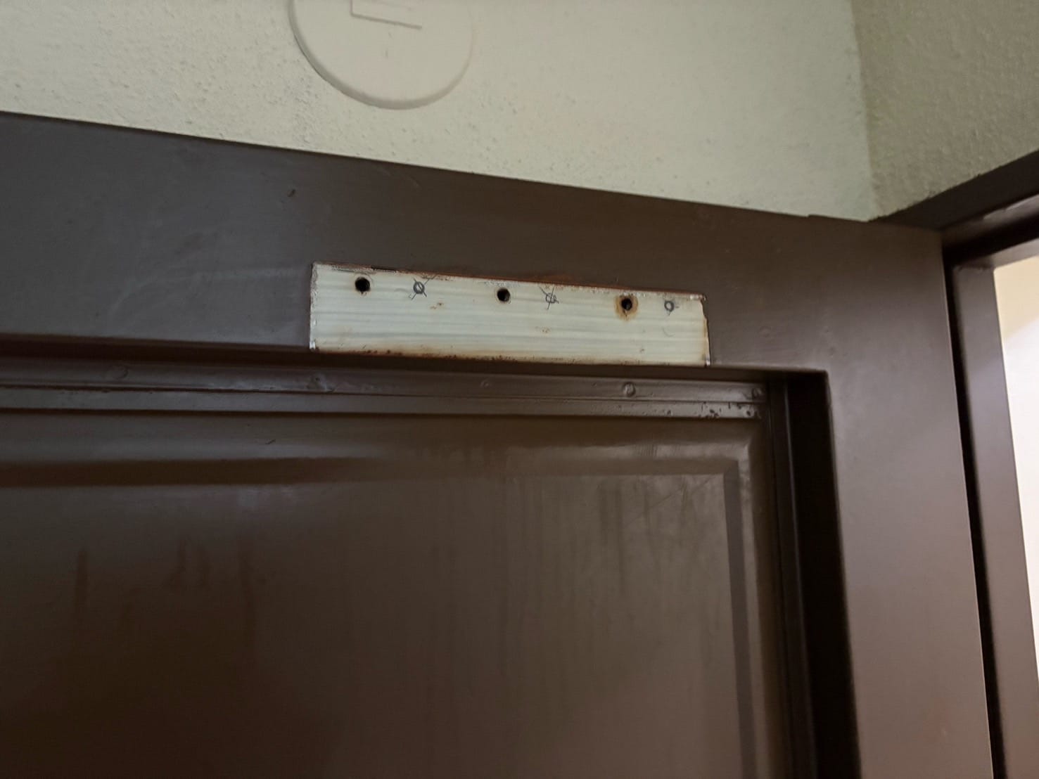 既存のドアクローザーを取り外した状態のドア