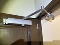 新しいドアクローザーの取付が完了