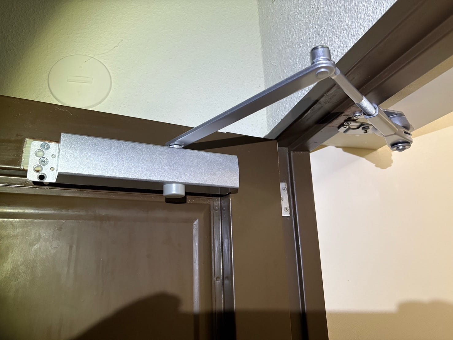 新しいドアクローザーの取付が完了