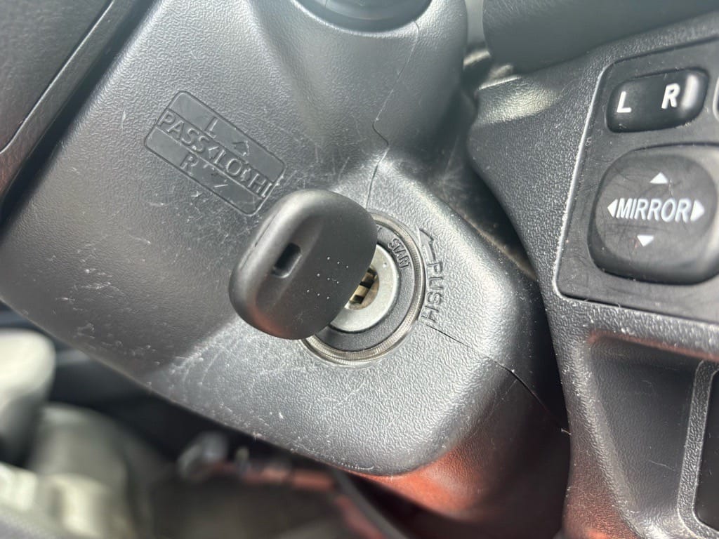 作製したスペアキーがハイエースのイグニッションシリンダーに挿さっている