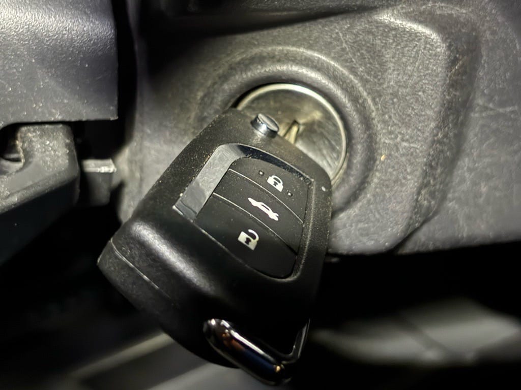 作製したリモコンキーがラングラーのイグニッションシリンダーにささっている