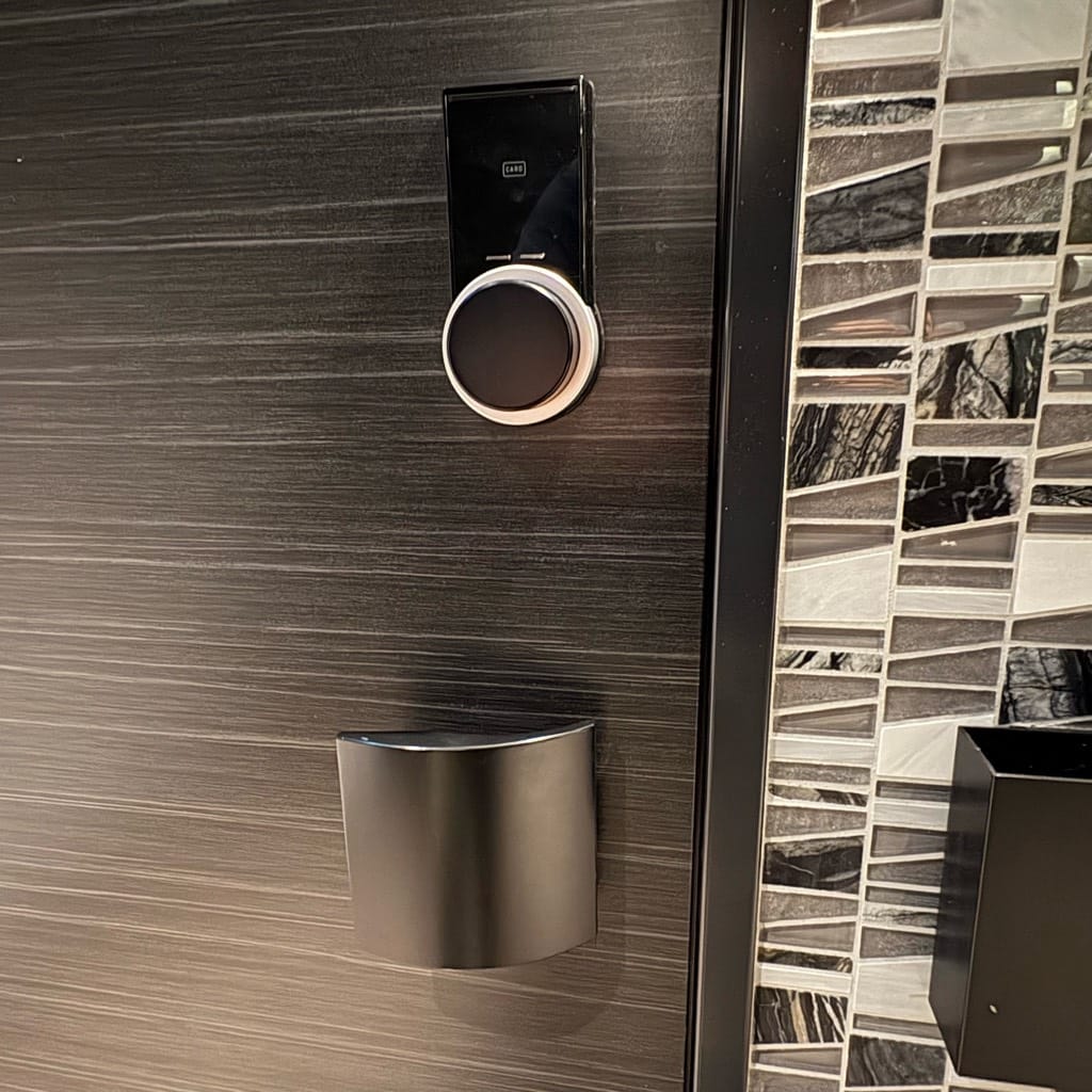 トラブルが起きた玄関ドア。電子錠がついています