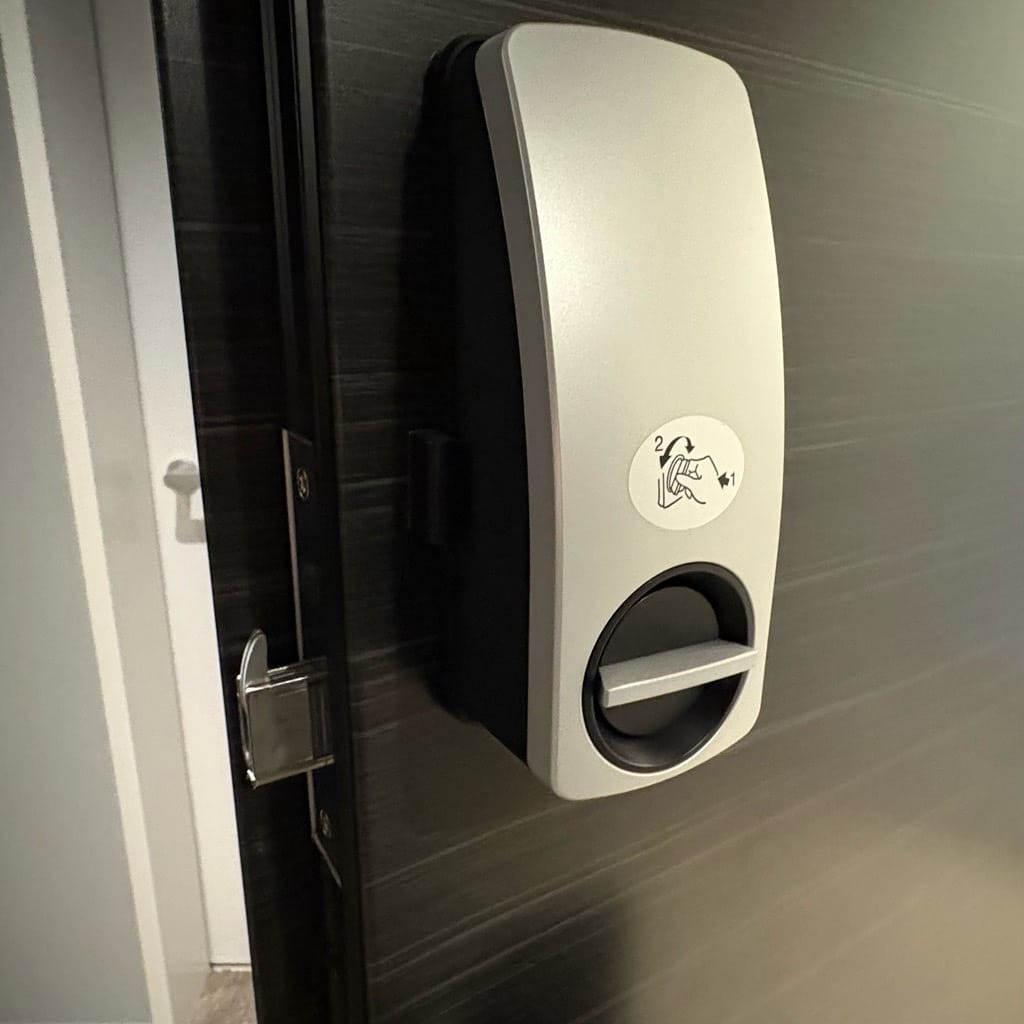 ドアの内側。きちんと閉まっていない状態