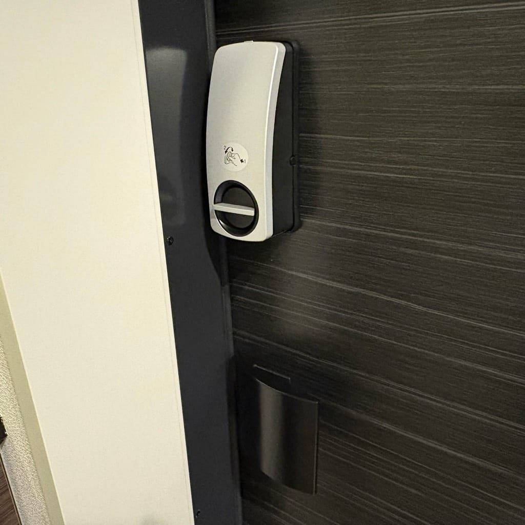 ドアの内側。調整を行いしっかりと閉まるようになりました。