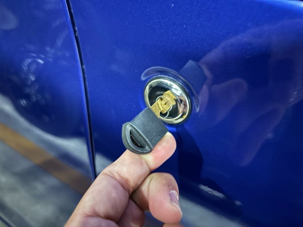 作製したメカニカルキーをルークスの運転席ドアシリンダーに挿している