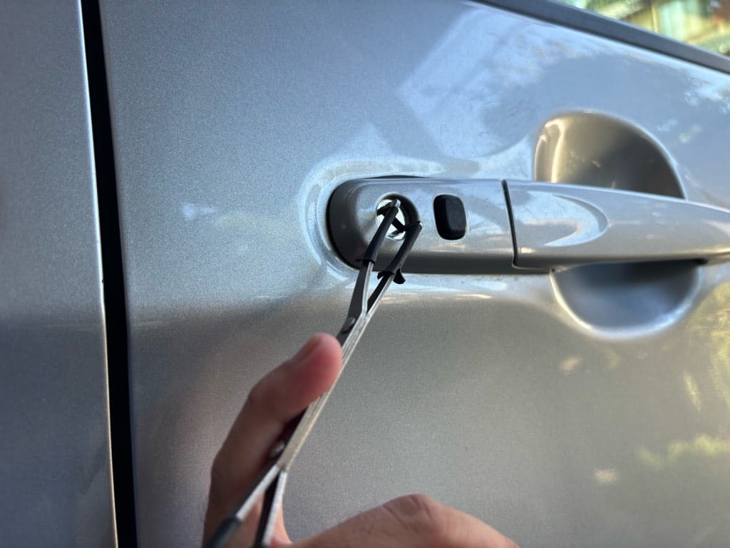 タンクの運転席ドアシリンダーをピッキングする様子