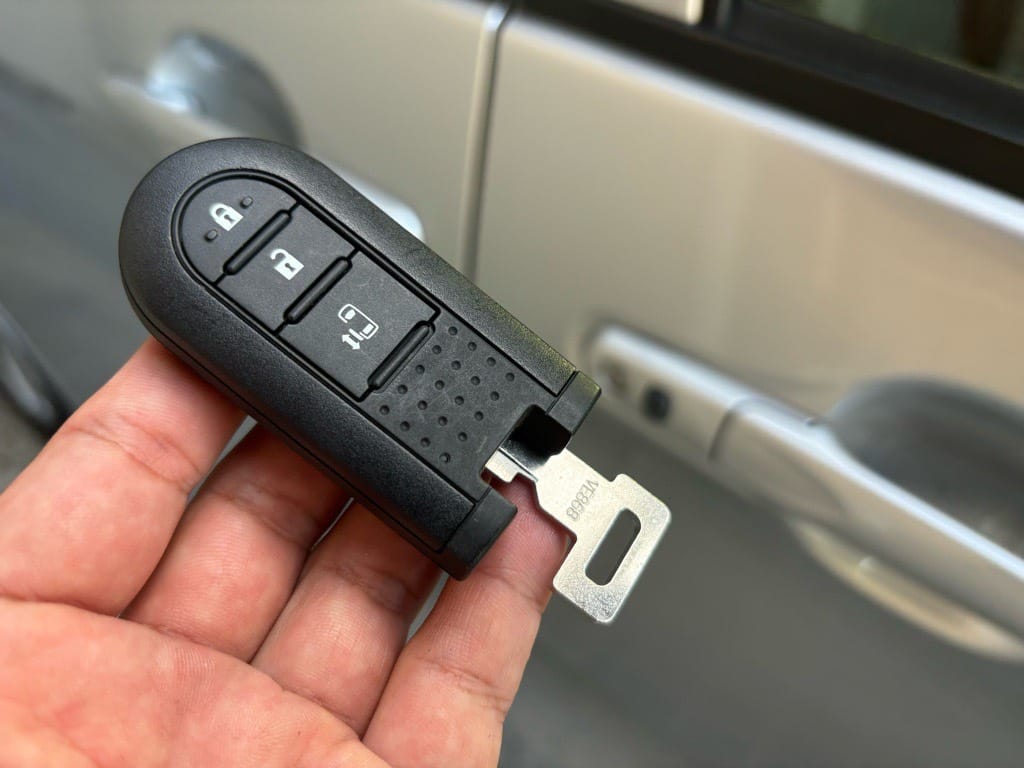 登録完了したタンクのキーフリーリモコンに作製したメカニカルキーを収納