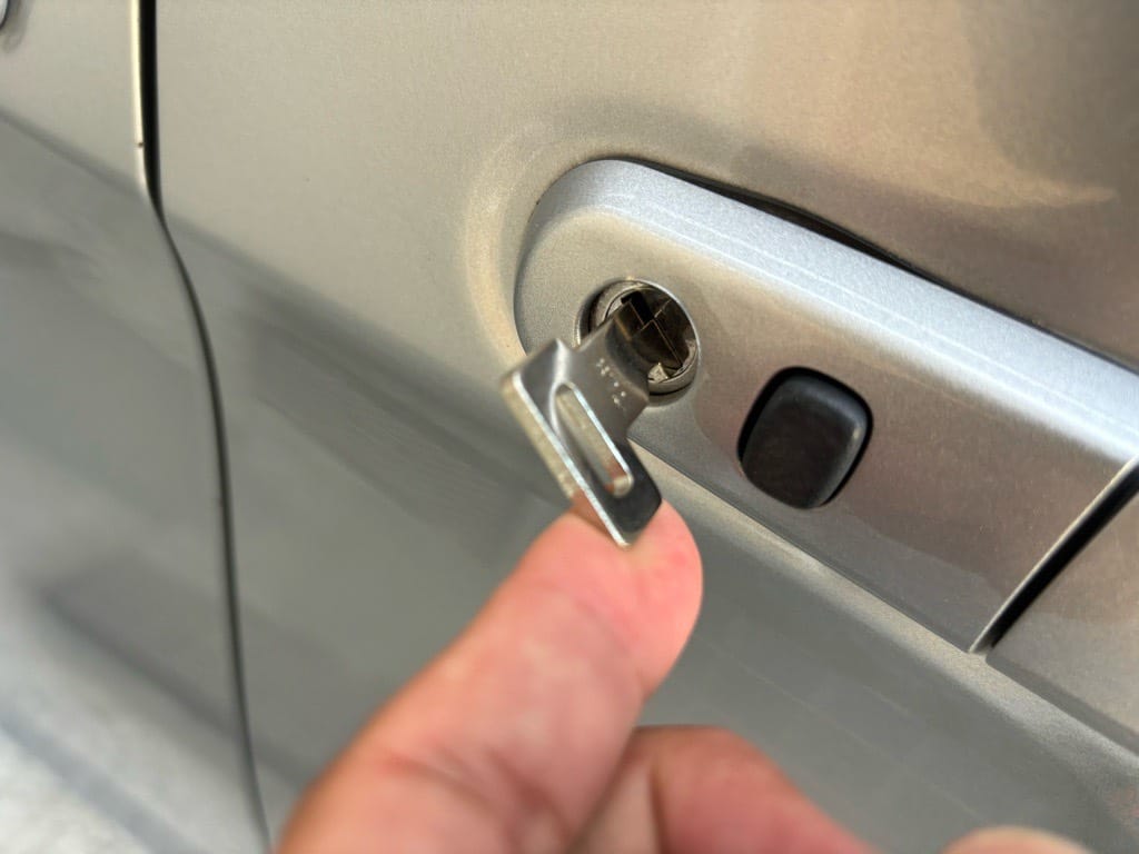 作製したメカニカルキーをタンクのドアシリンダーに挿して動作を確認