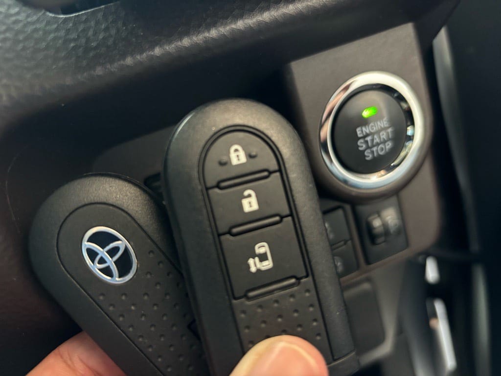 鍵登録が完了。タンクのスタートボタンの前でキーフリーリモコンを持っている