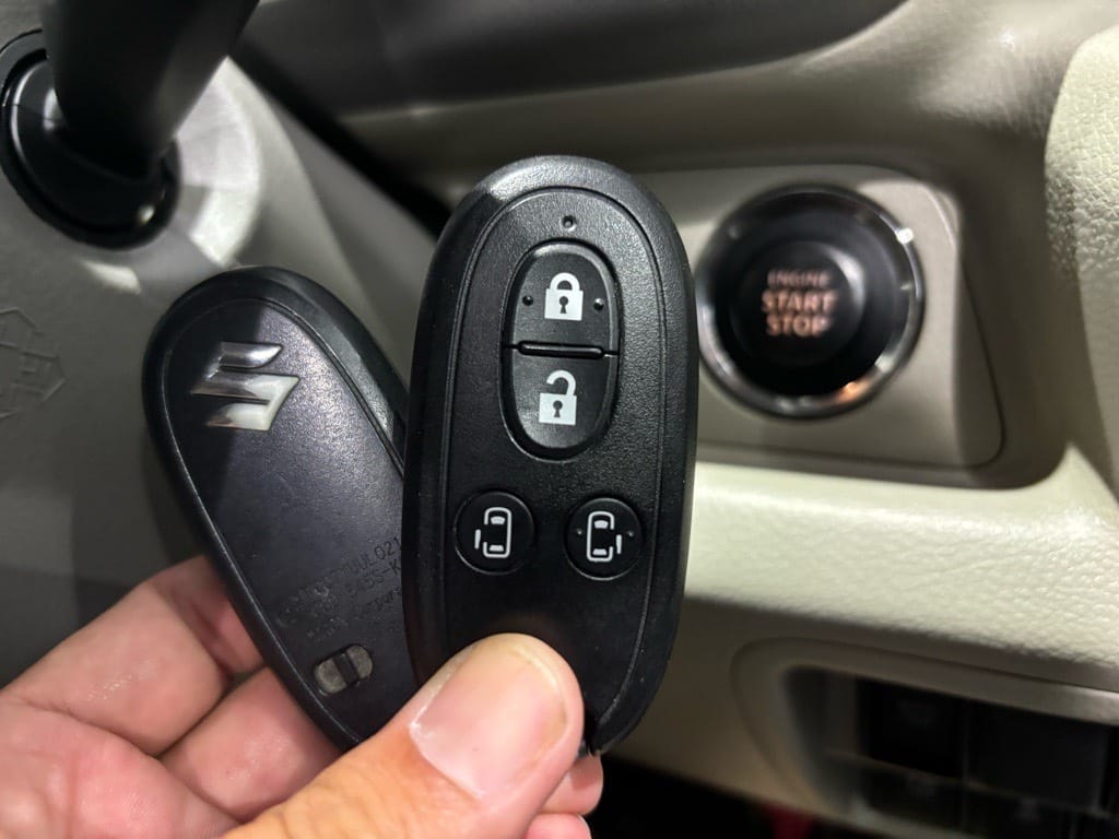 スマートキー登録が完了。エヴリイのスタートボタンの前でスマートキーを持っている