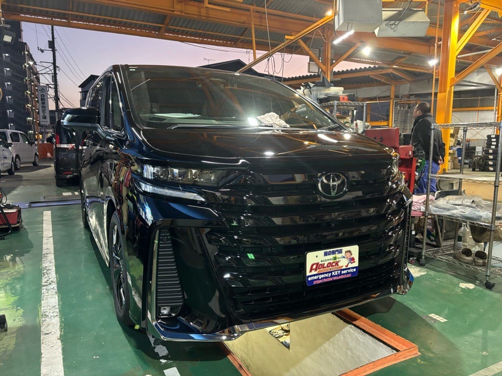 トヨタ ヴェルファイアAAHH40 2024年式。こちらの車両の鍵を作製します