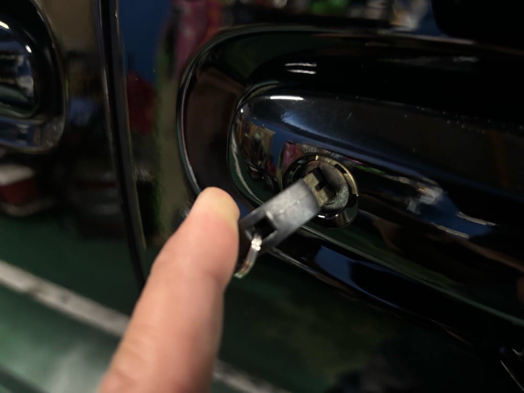 作製したメカニカルキーをヴェルファイアの運転席ドアシリンダーにさして動作確認