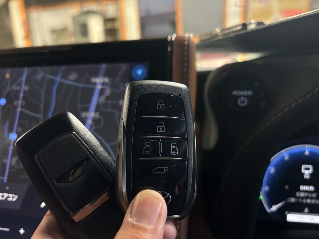 登録が完了したスマートキーをヴェルファイアの車内で持っている