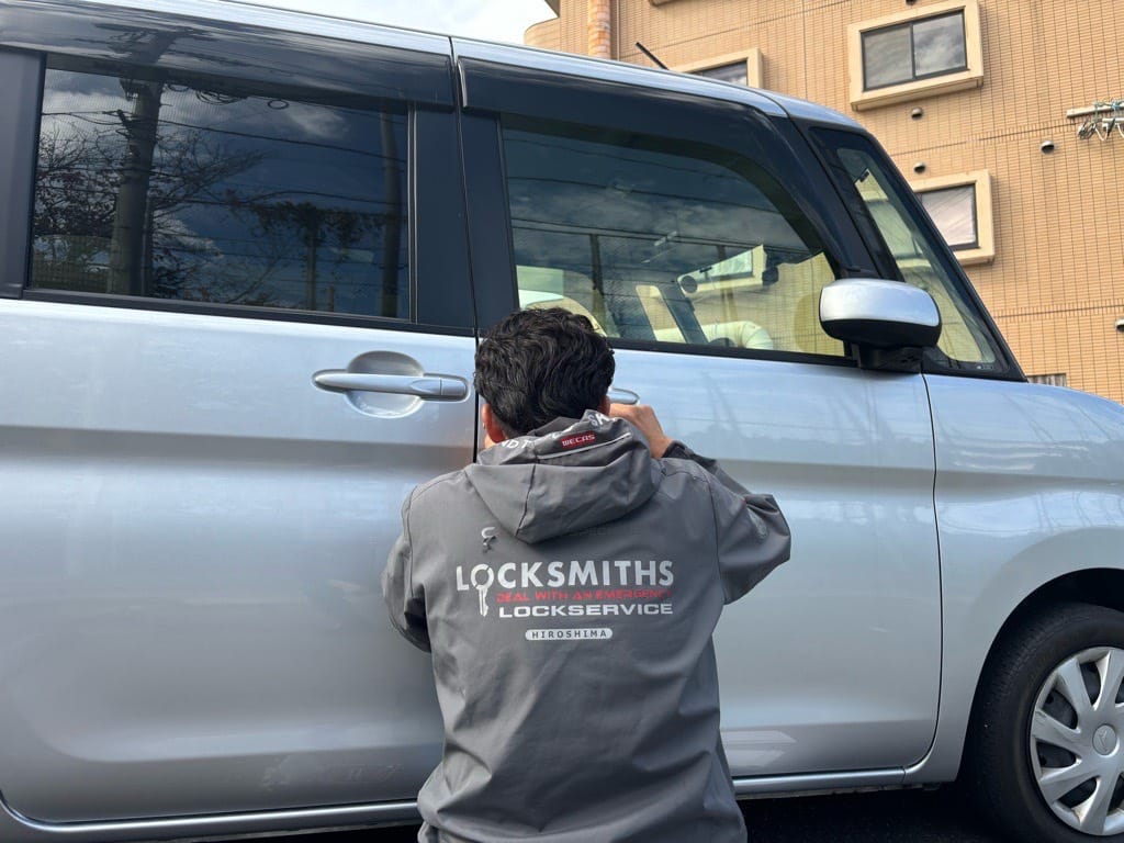 新人スタッフがタントの運転席ドアシリンダーをピッキングする様子