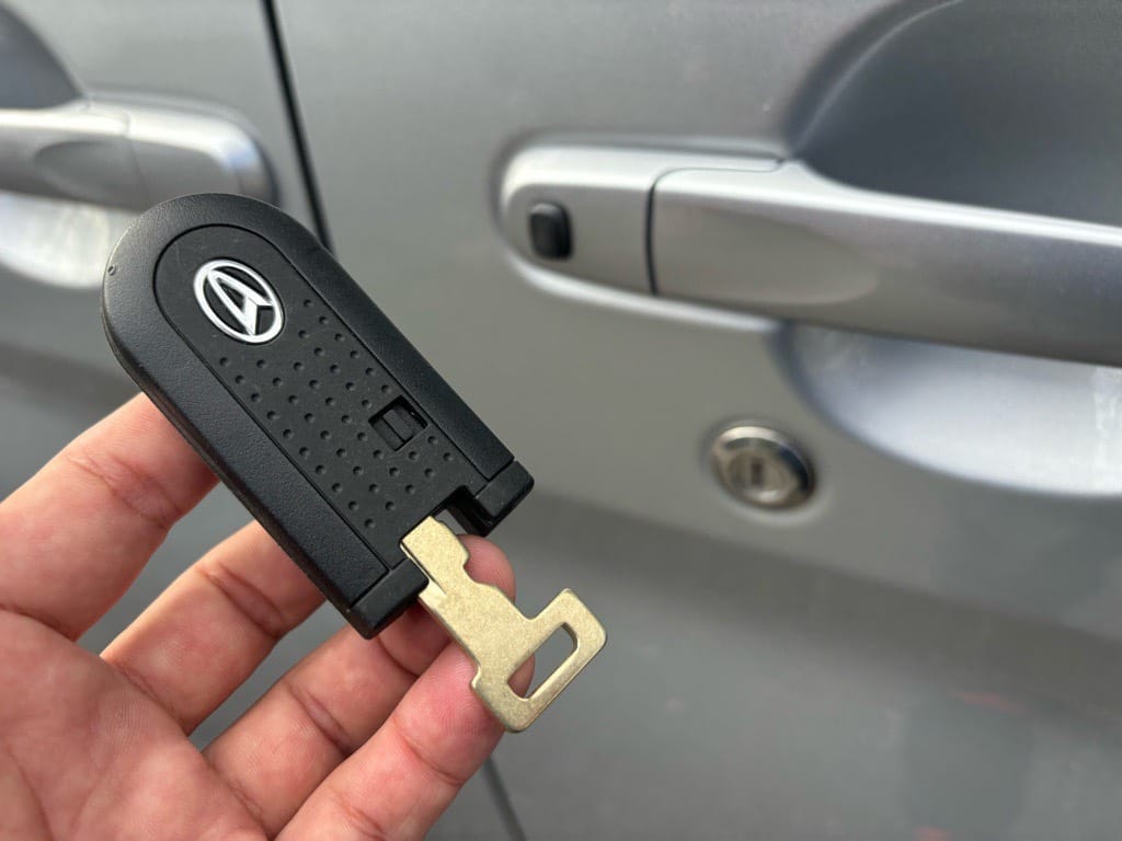 登録が完了したタントのスマートキーに作製したメカニカルキーを収納